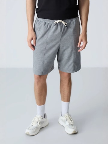 Tommy Life - Regular Calças de desporto em cinzento