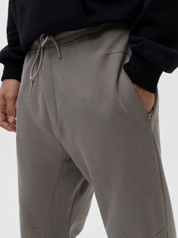 Pull&Bear Дънки Tapered Leg Панталон в сиво