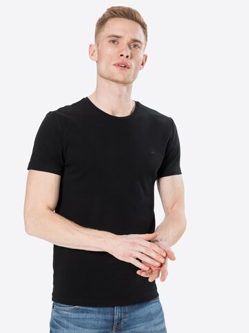 Tricou 'Aaron' de la MUSTANG pe negru: față