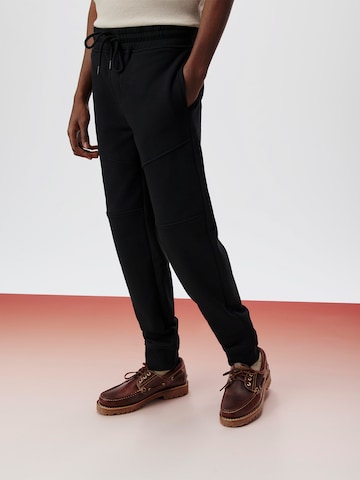 Tapered Pantaloni 'Lio' de la ABOUT YOU x Kingsley Coman pe negru: față