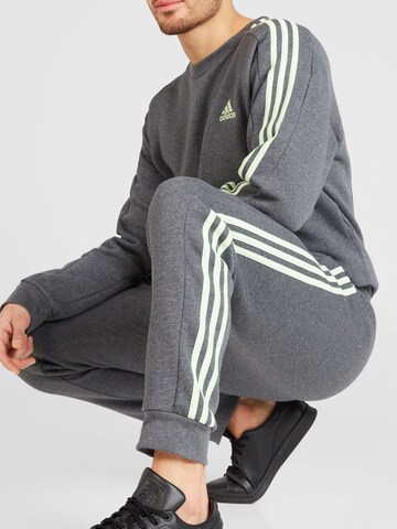 ADIDAS SPORTSWEAR Дънки Tapered Leg Спортен панталон 'Essentials' в сиво