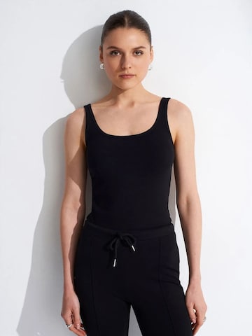 Top di Dilvin in nero: frontale