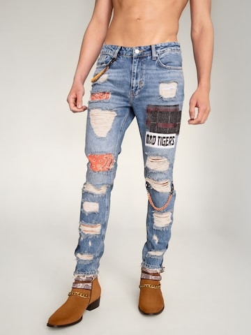 Coupe slim Jean 'CHE-CHAINS ARTPATCH' MAD TIGERS en bleu : devant