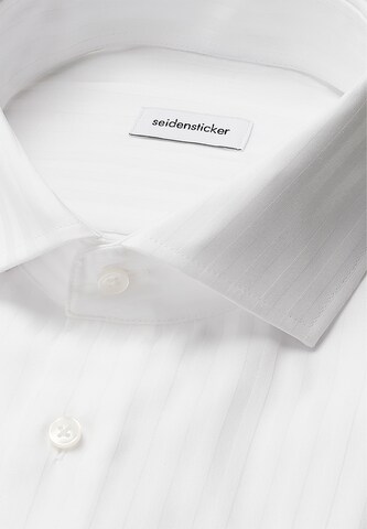Coupe regular Chemise business 'Schwarze Rose' SEIDENSTICKER en blanc