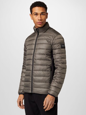 Calvin Klein Демисезонная куртка в Серый: спереди