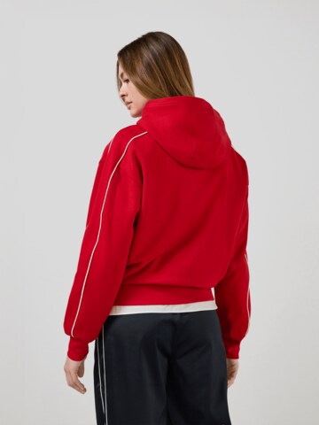 FC BAYERN MÜNCHEN Hoodie Essentials in Rot
