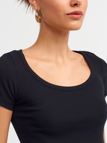 Tricou de la Dilvin pe negru