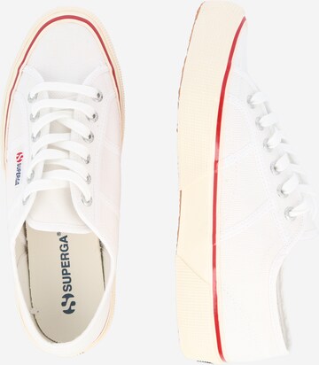 Baskets basses SUPERGA en blanc