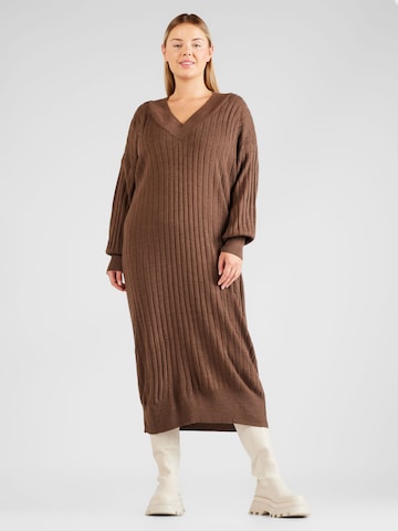 ONLY Carmakoma Stickad klänning 'New Tessa' i brun: framsida