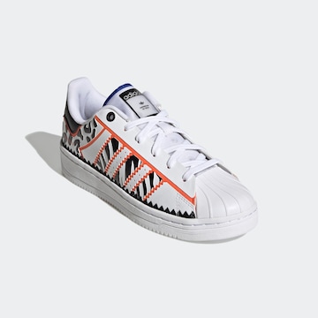 ADIDAS ORIGINALS Trampki niskie 'Rich Mnisi Superstar Ot Tech' w kolorze biały