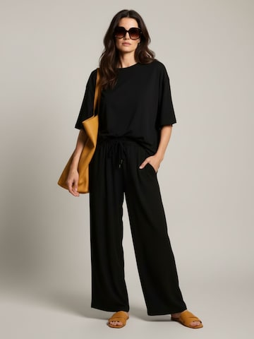 WEARABLE STORIES - Loosefit Pantalón 'Ellie' en negro