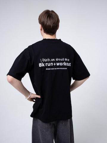 BAYSIDE BOUND Shirt 'THE 8K UNISEX OVERSIZE TEE' in Zwart: voorkant