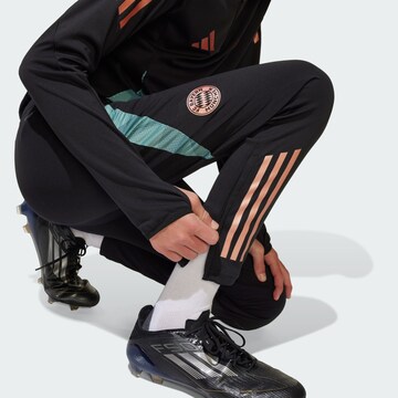 Coupe slim Pantalon de sport 'FC Bayern Tiro 24' ADIDAS PERFORMANCE en noir