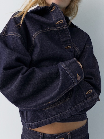 Geacă de primăvară-toamnă de la Pull&Bear pe albastru