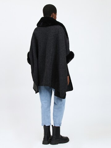 Influencer Cape in Schwarz