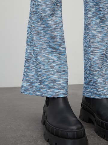Flared Pantaloni 'Benni' di EDITED in blu
