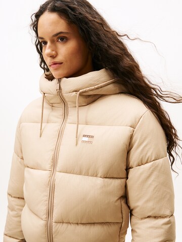 Tommy Jeans Χειμερινό μπουφάν σε καφέ