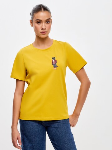 CAT by Maniita Lacitta Shirt 'COUNTRY CAT' in Geel: voorkant