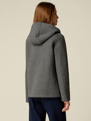 Cappotto di mezza stagione di oltre in grigio