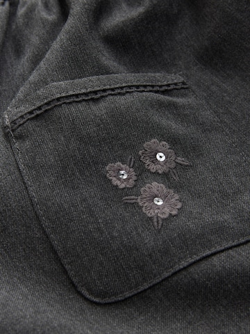 Next - Vestido en gris