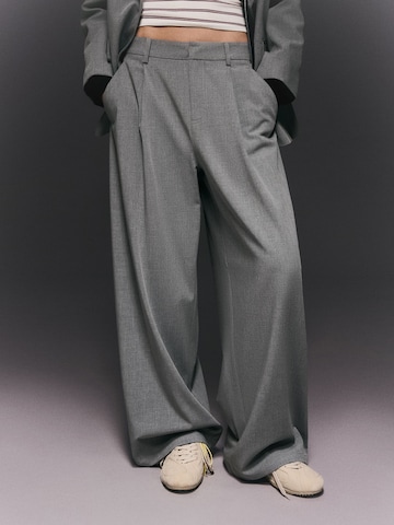 Bershka Wide leg Pleat-front trousers in Grey: front