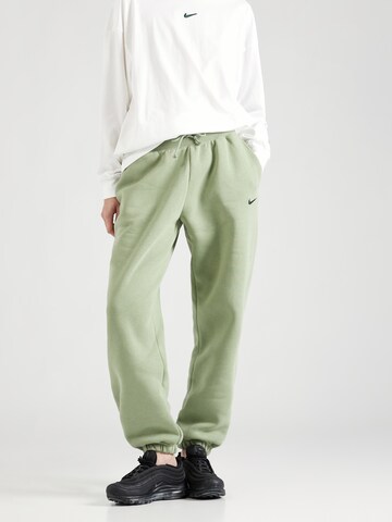 Nike Sportswear Tapered Byxa 'PHOENIX FLEECE' i grön: framsida