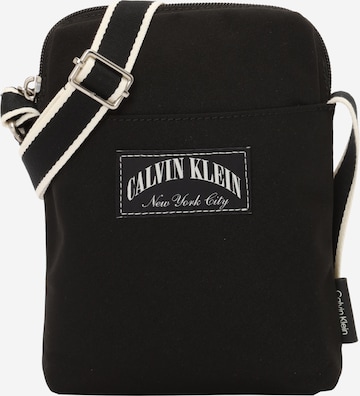 juoda Calvin Klein Rankinė su ilgu dirželiu: priekis