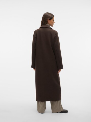 VERO MODA Tussenmantel 'MATHILDE GØHLER X VERO MODA' in Bruin