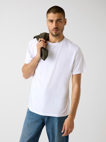 Tricou de la GUESS pe alb: față