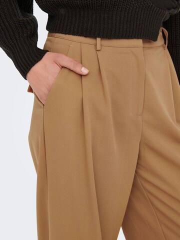 ONLY Zvonové kalhoty Kalhoty se sklady v pase 'Myla' – hnědá