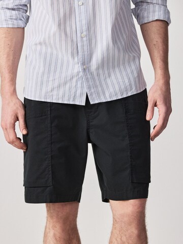 Regular Pantalon cargo Next en noir : devant