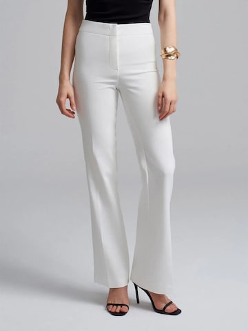 Dilvin Flared Pants in White: front