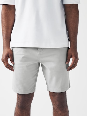 Coupe slim Pantalon chino Next en beige : devant