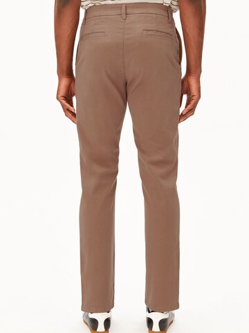 ARMEDANGELS Regular Chinohose AASTER in Braun
