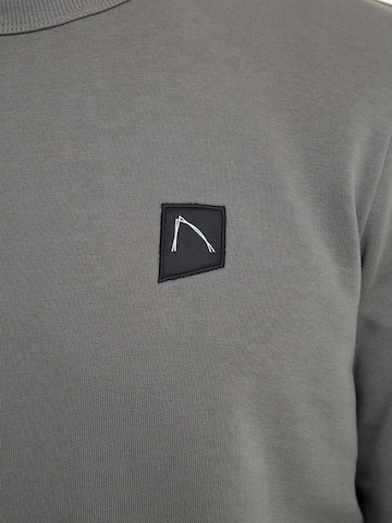 CHASIN' Sweatshirt ' Toby Wave ' in Grey