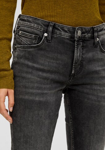 QS Slimfit Jeans 'Catie' i grå