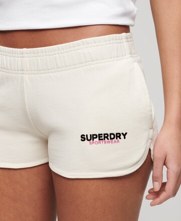 Coupe slim Pantalon Superdry en beige