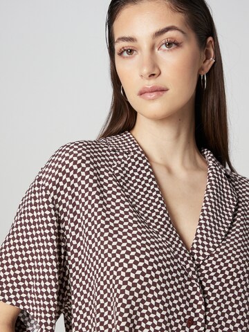 Camicia da donna 'Rosa' di A LOT LESS in marrone