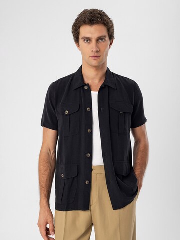 Coupe regular Chemise Antioch en noir : devant
