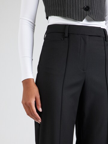 Wide leg Pantaloni con piega frontale di REMAIN in nero