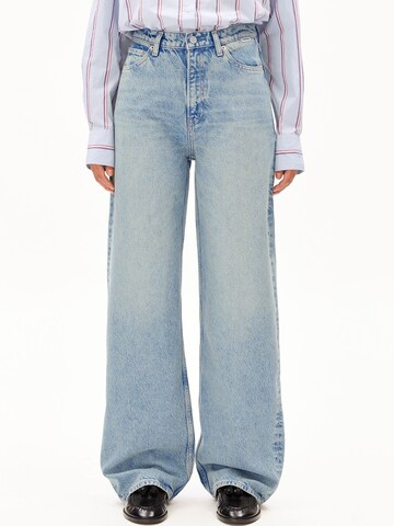 Regular Jean ARMEDANGELS en bleu : devant