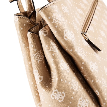 GUESS Schultertasche 'Carrie' in Braun