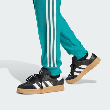 Coupe slim Pantalon 'FC Liverpool' ADIDAS ORIGINALS en vert