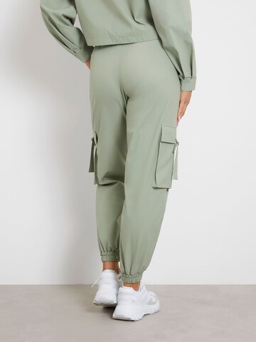 GUESS Tapered Cargohose in Grün