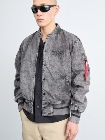 ALPHA INDUSTRIES Демисезонная куртка в Черный