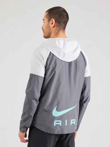 Geacă de primăvară-toamnă 'AIR' de la Nike Sportswear pe gri: față