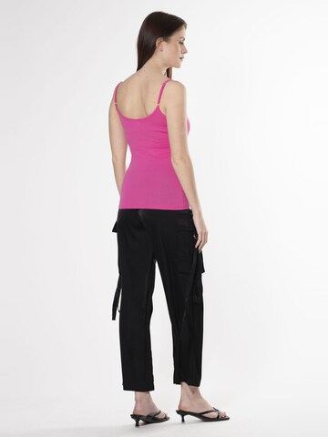 Influencer Top ' Lace trim cami top ' in Roze
