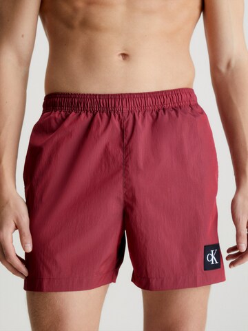 Calvin Klein Swimwear Плавательные шорты в Красный: спереди