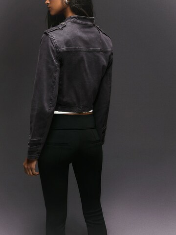 Bershka Välikausitakki värissä harmaa