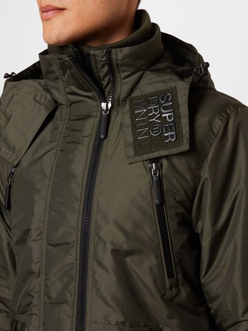 Geacă de iarnă 'Mountain' de la Superdry pe verde